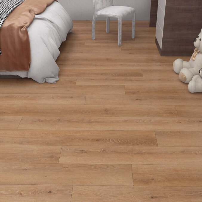 Klick-Vinyl Warm Oak 31 Raumfoto eines Klick-Vinyls in leicht dunkelbrauner Holzoptik. Im Hintergrund sind weiße Kuscheltiere und ein Bett mit weißen und braunen Bettdecken zu erkennen.