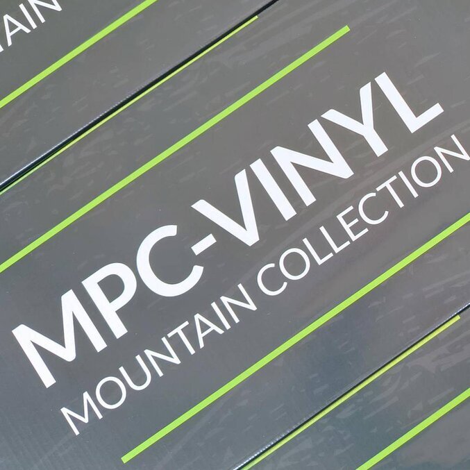 Woran erkennt man Vinylboden Nahaufnahme eines Kartons Klick-Vinyl