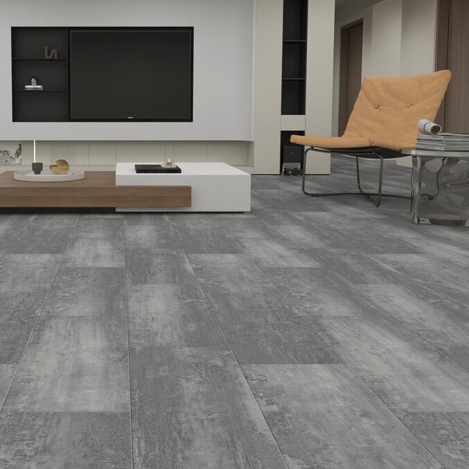 Klick-Vinyl Ralon Raumfoto eines Klick-Vinyls in grauer Fliesenoptik in einem modernen Wonhzimmer. Die Möbel sind in Weiß und Braun gehalten.
