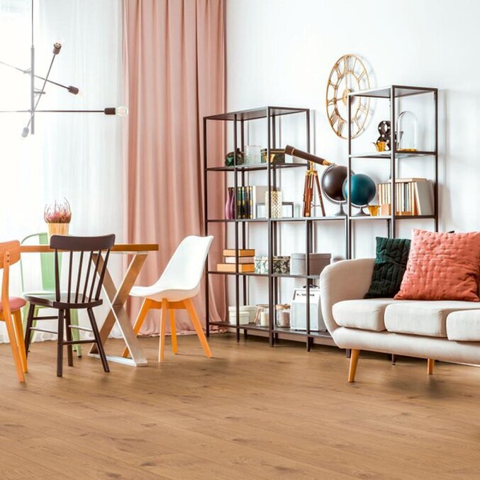 Laminat Atlas Oak Natur D3224 Laminat in brauner Holzoptik in einem Wohn- und Essbereich