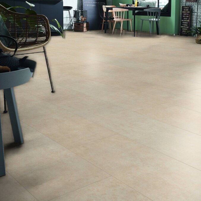 Laminat Boston Creme D91032 Laminat in beiger Betonoptik in einem Wohnzimmer