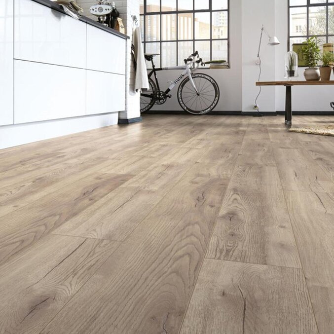 Vor- und Nachteile von Laminat Laminat in beiger Holzoptik in einem Wohnbereich