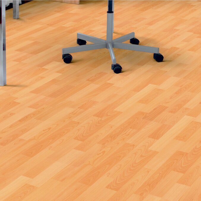 Laminat 7 mm D1424 Laminat in Buchenholzoptik in einem Heimbüro. Im Hintergrund ist ein silberner Schreibtischstuhl.