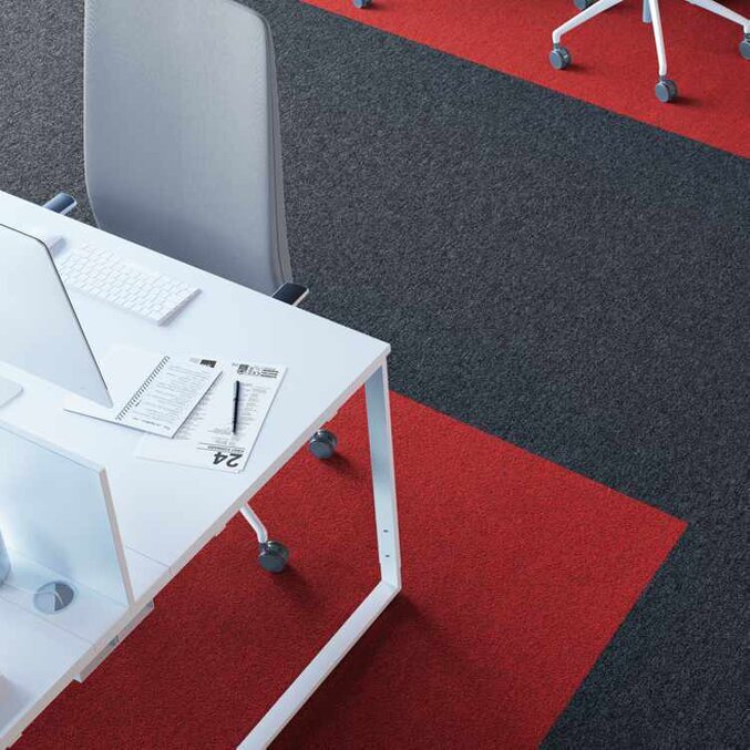 Vor- und Nachteile von Teppichfliesen Teppichfliesen in Schwarz und Grau in einem Büro