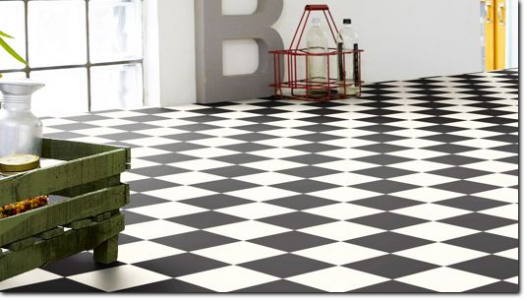 PVC Bodenbelag in Schachbrettoptik mit weißen und schwarzen Fliesen