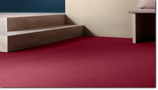Roter Teppichboden von Vorwerk vor einer Treppe