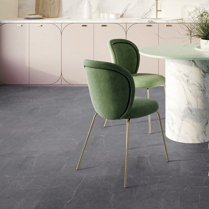 Klebe-Vinyl Hudson Stone Raumbild eines Klebe-Vinyls in Anthrazit in einem Essbereich