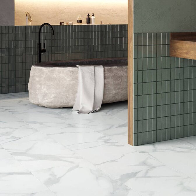 Klebe-Vinyl Marble Snow Raumbild eines Klebe-Vinyls in weißer Marmorfliesenoptik in einem Badezimmer