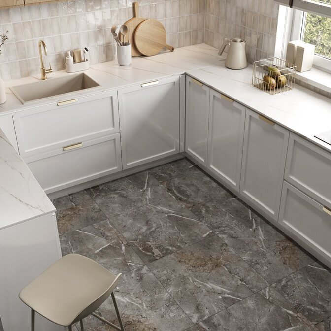 Klick-Vinyl Marble Skin Raumbild eines Klick-Vinyls in grauer Marmorfliesenoptik in einer Küche
