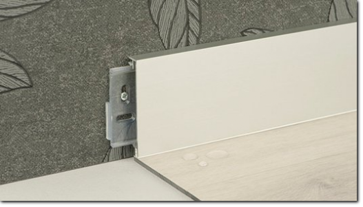 Aluminium Sockelleiste an einer Wand angebracht mit Clips